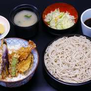 ＋350円（税抜）で、冷たい麺類の汁をきざみ鴨汁に変更できます。