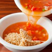 ふわっとして香ばしい、揚げたてサクサクの「おこげ」。テーブルに運んでから、目の前でスープをかけてくれ、ジュッと音を立てる熱々の「おこげ」がたまりません。トマトの酸味でさっぱりといただけます。