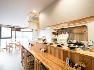 カウンターでゆったりと、一日の疲れを癒すひととき