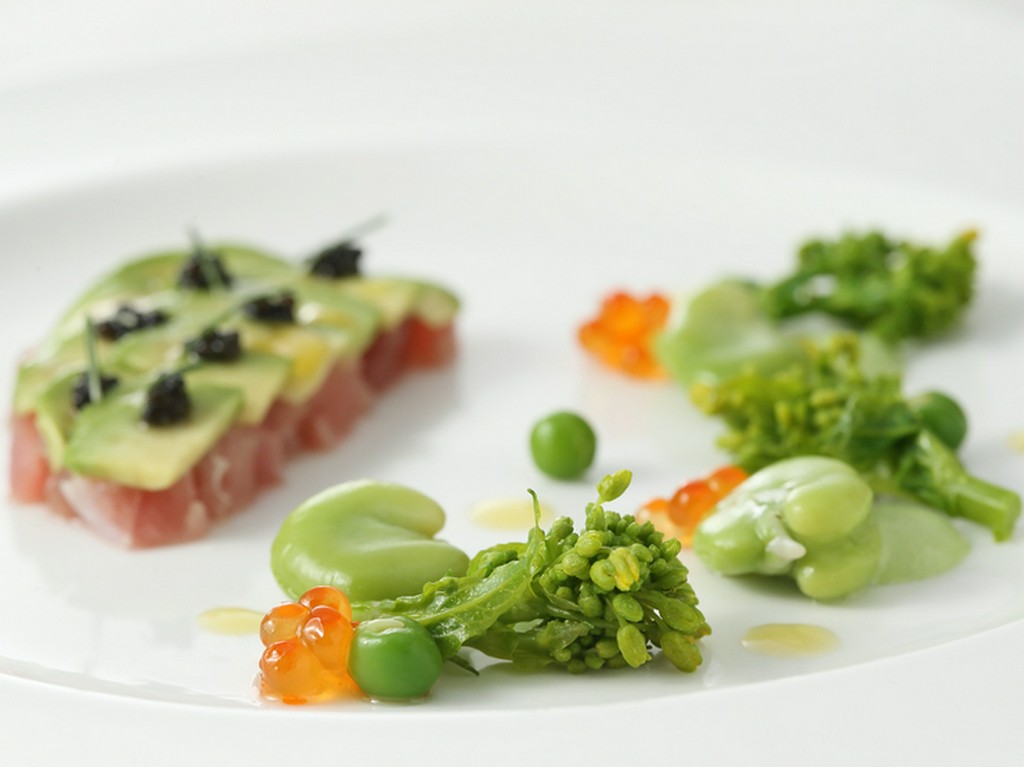 記念日のディナーを彩る、盛り付けにもこだわったコース料理