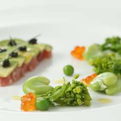 記念日のディナーを彩る、盛り付けにもこだわったコース料理