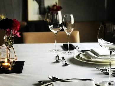 シックで落ち着いた雰囲気、色鮮やかな料理とワインが楽しめる