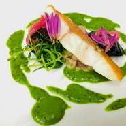恵まれた日本の漁場でとれる旬の魚は見事な食材です。付け合わせの茄子は日本の出汁で調理し、春菊と昆布だし、とんぶりを合わせたソース、菊のピクルスを麦に和え酸味を加えています。菊の仄かな苦みもアクセント
