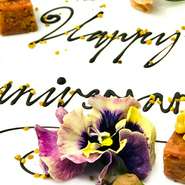 下記定型文英字にて予約時にお承り可
Happy Birthday, Happy Anniversary, Thank You, Congratulations 
小菓子のお皿に上記メッセージを付けて提供させて頂きます
装飾は当店の備品となりお持ち帰りはご遠慮下さい
