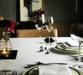 7皿のクリスマスランチコース
※ランチとディナーの内容や食材は異なります。
■ アミューズ
■前菜2皿
■魚料理
■肉料理:和牛赤身肉の玄米麹ロースト
オプション追加 :チーズ
■デザート
■小菓子とカフェ