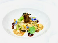 季節の色彩豊かな野菜を豊富に摂りいれた日本食材、バランスの整った味わいのあるお食事が楽しめます。
■アミューズ
■前菜2皿
■お魚料理
■お肉料理
■デザート
■小菓子