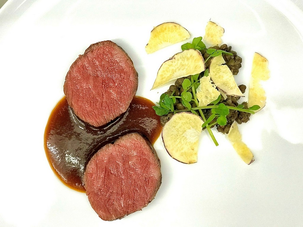 色彩豊かな旬の野菜を豊富に摂りいれた日本食材、シェフ渾身の料理が味わえる８皿のおすすめディナーコース