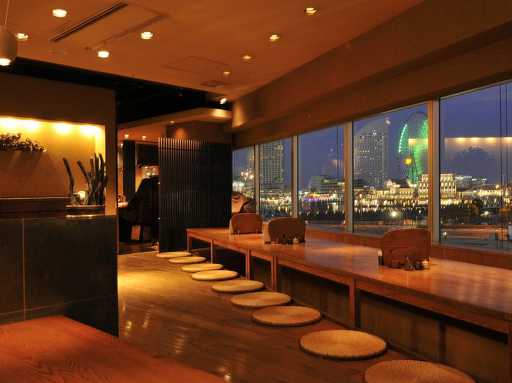 窓からの絶景を見ながら過ごす、ロマンチックなひととき