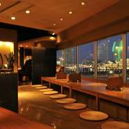 みなとみらいの観覧車や横浜の夜景を眺めながら過ごすひと時は夢の中にいるよう。なじみある鶏肉専門店で想像を超えた景色の良さはギャップに。女性にはサプライズになるかもしれません。勝負デートに最適。