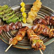 甘めのタレに付けて炭火で焼き上げた品々が並びます。『もも』・『ねぎま』・『つくね』など揃っていて種類も豊富。五本セットに十本セットもあるので、シェアして食べるのもおすすめ。