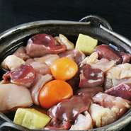 もも・砂ぎも・ぼんじり・レバー・ねぎなど具だくさんの鍋料理。目の前で火をつけてくれるので、熱々を食べられます。新鮮なのでさっと火をとおしてどうぞ。