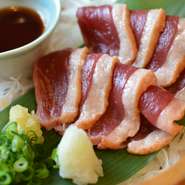 新鮮な地鶏肉を炭火で程よく炙っているので、香りも良く脂も引き出されています。自家製のポン酢かごま油に塩を合わせたタレでご賞味ください。