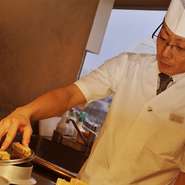 お客様とのコミュニケーションを大切にしています。挨拶は顔を見ながら気持ちを込め、カウンターでは会話をしながら楽しい時間を過ごせるように心掛けています。