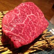 チーズも肉もこだわった厳選仕入れ。『A5ランク肩三角』や『牛ザブトンのステーキ』など、上質なお肉も堪能できます。季節限定の幻のチーズなど旬の味覚をお楽しみください。
