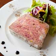 国産和牛や国産豚肉など数種類のひき肉とフォアグラを使用。低温でじっくりと火を入れており、しっとりとした食感に仕上がった逸品です。