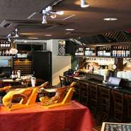 席だけ予約し、料理はお店に来てからオーダーし、分け合うのもおすすめ。少人数のパーティー企画も可能です。おつまみに最適な生ハムはその場で切り分ける人気メニュー。ゆったりと飲みながら過ごせるお店です。
