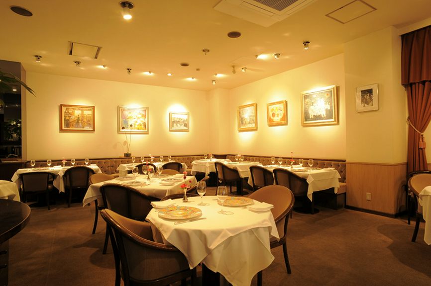 店を彩るアートの鑑賞も楽しみのひとつ