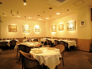 店を彩るアートの鑑賞も楽しみのひとつ