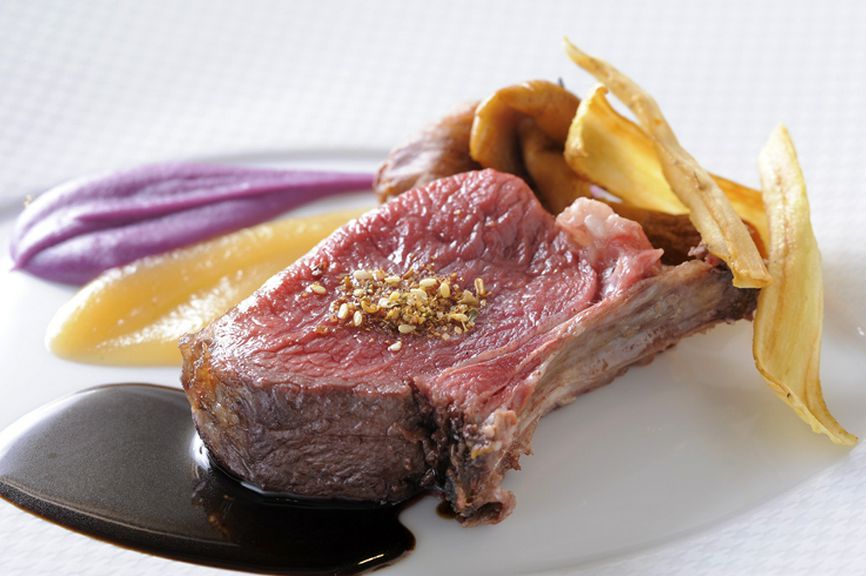 重めの赤ワインがぴったり『蝦夷鹿のロースト 赤ワインソース』