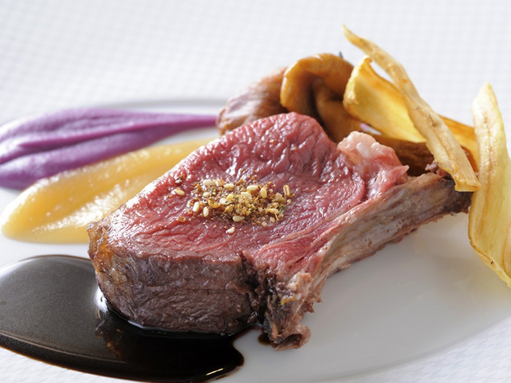 重めの赤ワインがぴったり『蝦夷鹿のロースト　赤ワインソース』