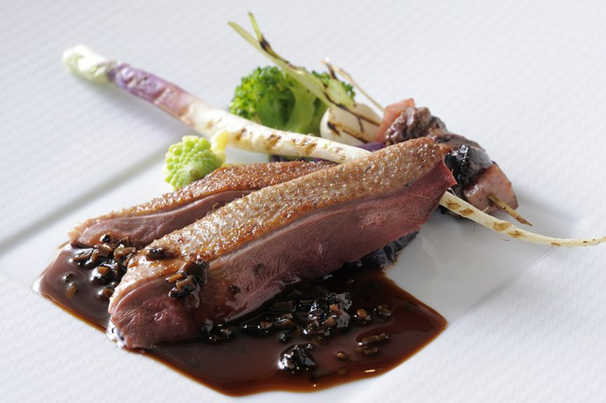 ロゼ色を大切に焼き上げた『北海道産青首鴨のロースト トリュフのソース』