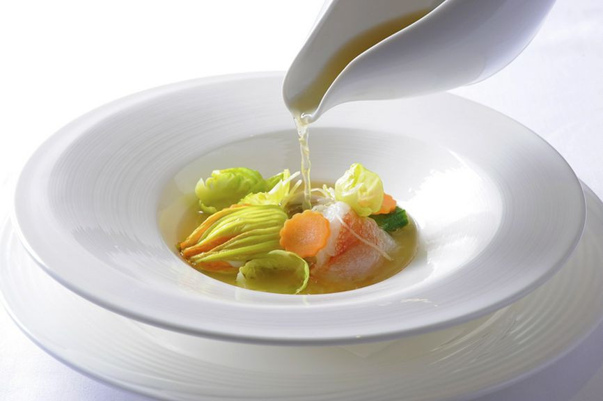 海の旨味を凝縮『北海道産 花ズッキーニのファルシに海の幸を添えて 生姜の香るホタテのコンソメと共に』