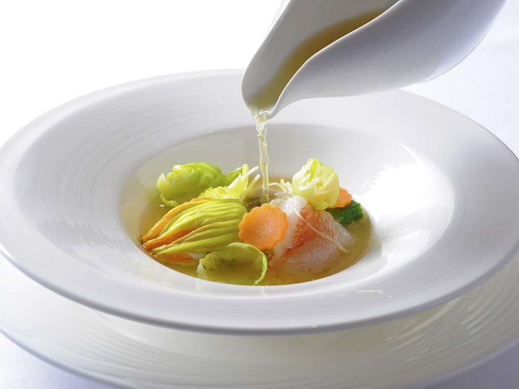 海の旨味を凝縮『北海道産　花ズッキーニのファルシに海の幸を添えて　生姜の香るホタテのコンソメと共に』