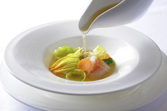 海の旨味を凝縮『北海道産　花ズッキーニのファルシに海の幸を添えて　生姜の香るホタテのコンソメと共に』