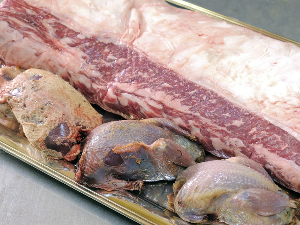 冬の定番は野趣あふれるジビエ料理です