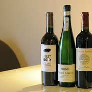 ワインもまたバスク地方にこだわって提供しています。なかでもバスク地方の地酒・チャコリは微発泡で食前酒にも最適。魚介類との相性もよく、按田シェフの様々な料理を引き立てます。