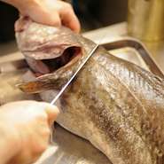 丸ごと一匹で仕入れる真鱈や厚岸産の巨大なアサリなど、北海道の旬の食材にこだわっているのも特徴です。鱈であれば白子やホホ肉なども余すところ無く、バスク料理として楽しませてくれます。