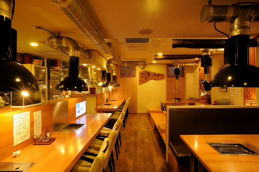 煙が上がるロースターで、焼肉が数倍おいしく