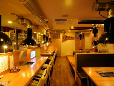 煙が上がるロースターで、焼肉が数倍おいしく