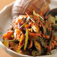 『エゾツブのコッチョリ』など、副菜の充実も同店が愛される由縁。コッチョリとは韓国語で、浅漬けキムチのことですが、刺身で味わえる襟裳産のツブ貝を、ピリリと辛みの効かせた味付けで提供。お酒の進む味です。