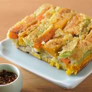他店のチヂミとは一線を画す味と評判なのが『野菜のチヂミ』です。見ればわかるほどの肉厚なボリュームが特徴で、カボチャやトウモロコシ、ニンジンなど、季節の野菜が大胆カットでゴロゴロと入っています。