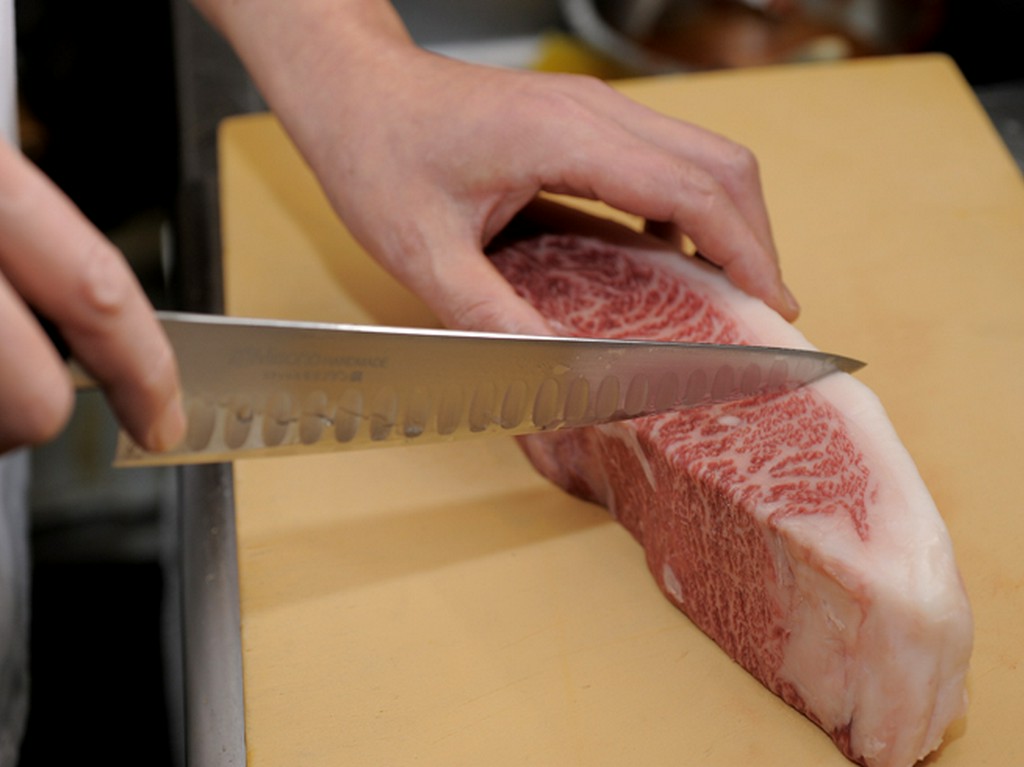 独自の理論で極上肉をカットしています