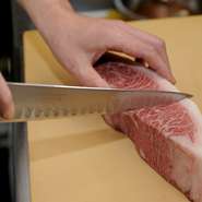 伊藤氏がこだわるのが肉のカット。通常、肉が柔らかく味わえるようにカットする店が多い中、伊藤氏はあえて肉の目に逆らいカットすることも。これにより噛み応えのある食感で肉の旨みを存分に楽しんでもらえます。