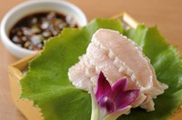 ホルモン自慢の店の人気メニュー『上ミノの湯引き』