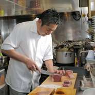 肉もホルモンも副菜も、これが普通だからという固定概念にこだわらないようにしています。結果、ウチのような独自のカットは珍しいですし、副菜も他では味わいないものが充実。ぜひ、そんな料理を味わってください。