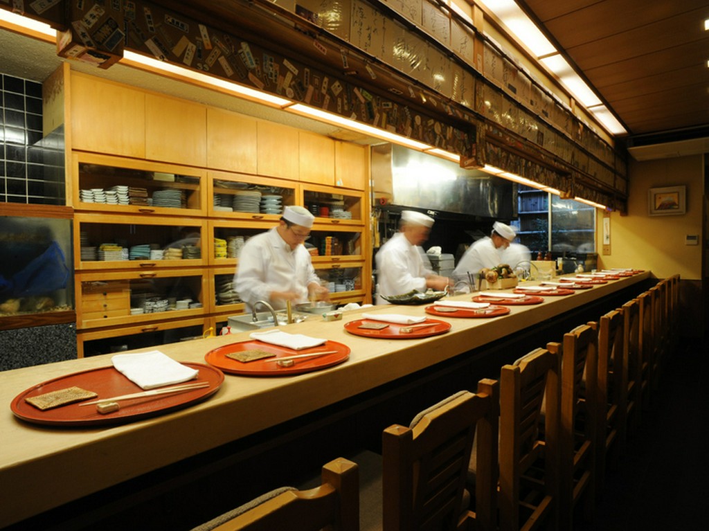 初見でも緊張とは一切無縁。人数に関係なく狙うはカウンター席