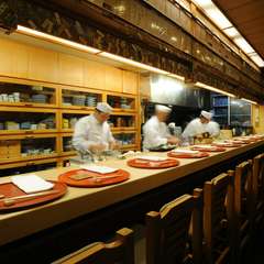 初見でも緊張とは一切無縁。人数に関係なく狙うはカウンター席