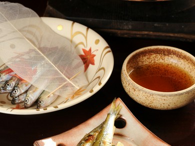 目の前の七輪で自分好みの焼き加減で食べる『もろこ焼』