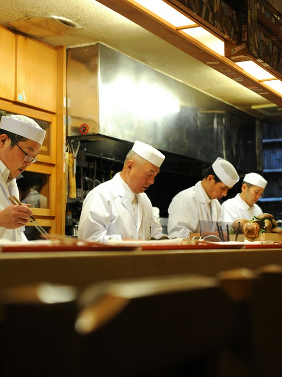 1階は匠の技をライブで楽しめる15席のカウンター席のみ