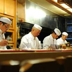 1階は匠の技をライブで楽しめる15席のカウンター席のみ