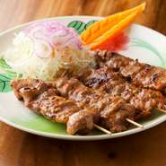 タイの屋台でよく見られるポピュラーな料理です。豚肉に甘いソースを塗って焼き上げたもので、日本でいうと、焼き鳥のようなもの。国産豚肉を使用しています。