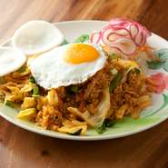 バリ島を含むインドネシア全域で食べられるスパイシーな焼き飯。タイの香米「ジャスミンライス」に「ジャポニカ米」をブレンド。スパイシーな中にご飯のほんのりした甘味を感じる日本人好みの味に仕上がっています。