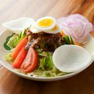 甘目のピーナッツソースでいただく、バリのサラダ。ここでは、日本国内で採れる新鮮野菜を数種使っています。エビせんべいにのせるのも、おすすめの食べ方。