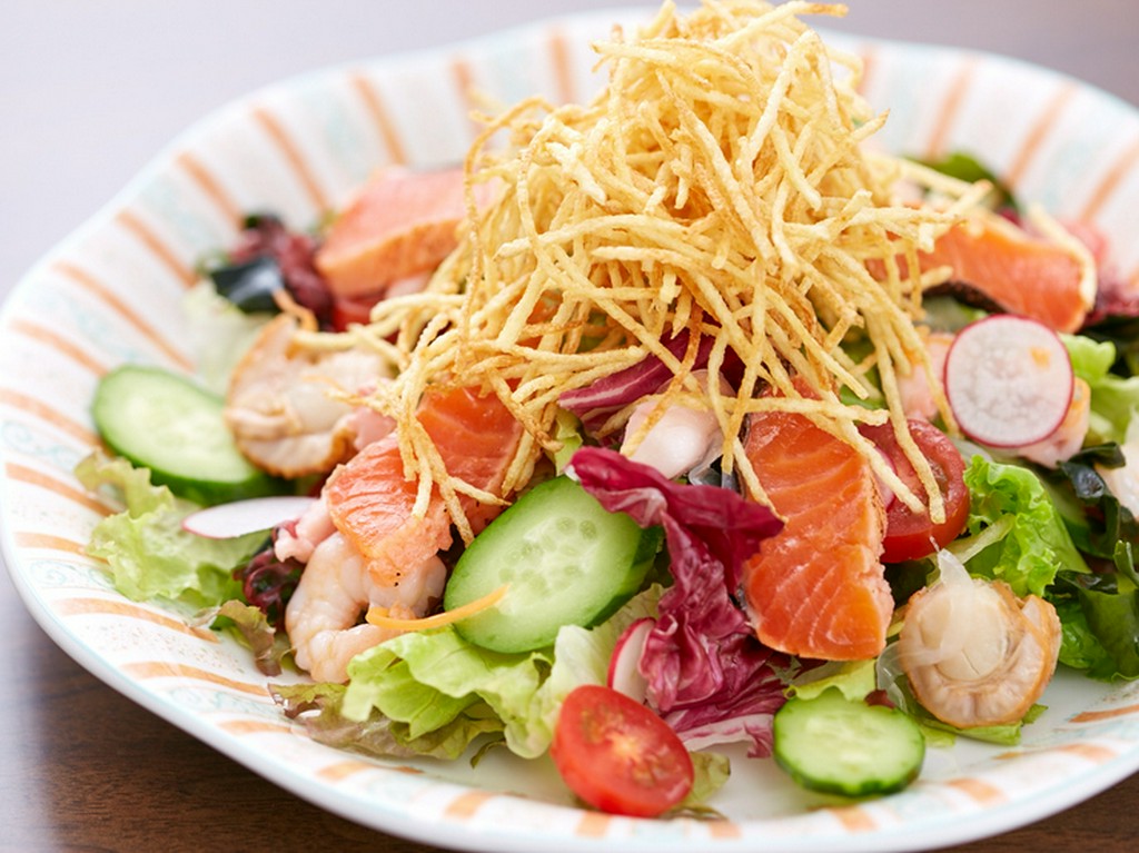 海の幸がたっぷり入ったピリ辛風味の『シーフードとパリパリポテトのサラダ』