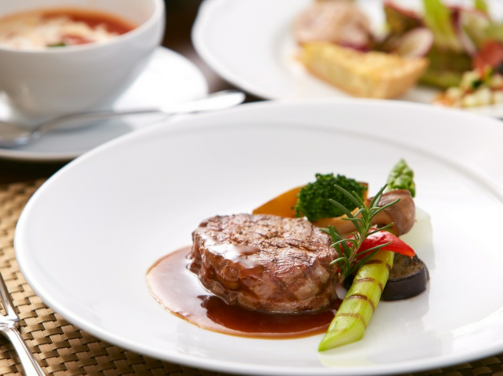 やわらかく上品な旨みが口に広がる『牛フィレ肉のステーキ』