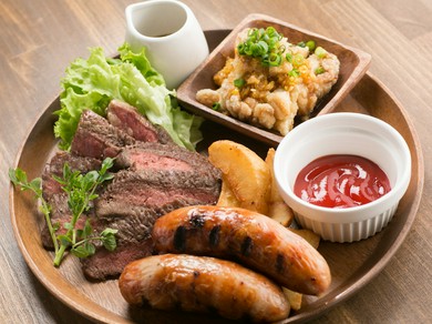 あらゆる肉の美味しさがガツンと伝わる、1番人気の『おらいの肉盛り』
